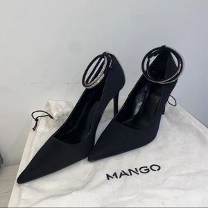 Heeled shoes with rhinestone strap